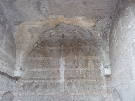 Auch hier noch schön zu sehen Reste von alten Marmor in der Verkleidung