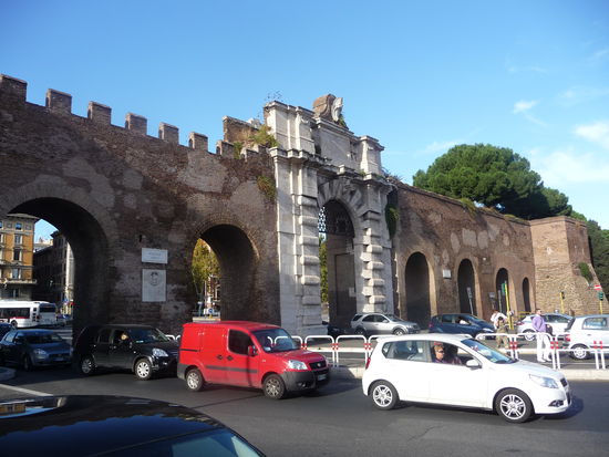 Eines von 17 Toren  ist das Stadttor Porta San Giovanni in der Aurelianischen Mauer kurz vor dem Lateran . Es wurde im Auftrag von Papst Gregor XIII. 1574 erbaut.