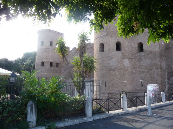 Teil des Stadttores Porta San Giovanni in der Aurelianischen Mauer