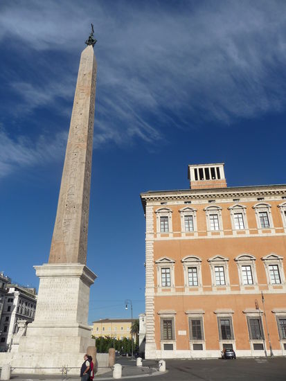 Obelisk vor dem Lateranpalast auf der Plazza San Giovanni in Laterano.Er ist der größte und älteste in Rom.Er erinnert an Pharao Thutmosis III. und ist im 15 Jahrhundert v.Chr. enstanden.