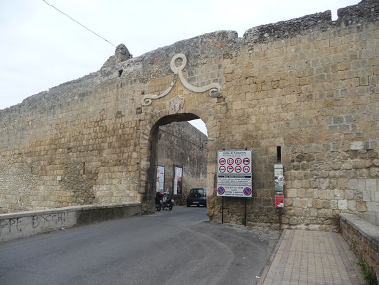 Eines der Stadttore von Tarquinia