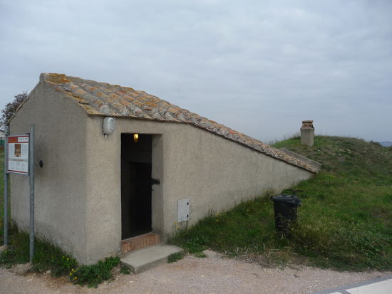 Einstieg zu einer der Grabkammern auf der Monterozzi Necropole in Tarquinia