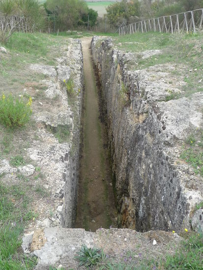 Die Gräber sind wie hier zu sehen in den Fels geschlagen