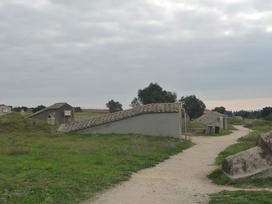 Einstiege verschiedener Grabkammern auf der Necropole