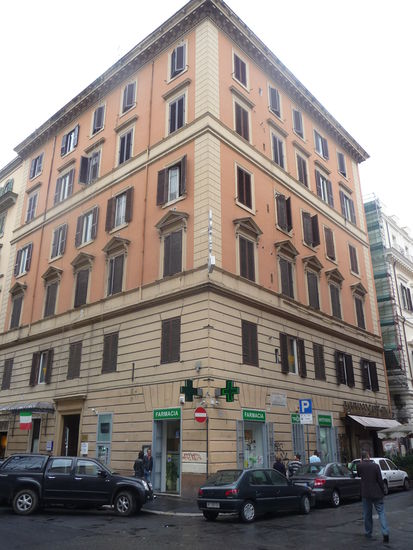 In diesem Haus im 2 Stock liegt das Hostel 200 m vom Hauptbahnhof Termini entfernt