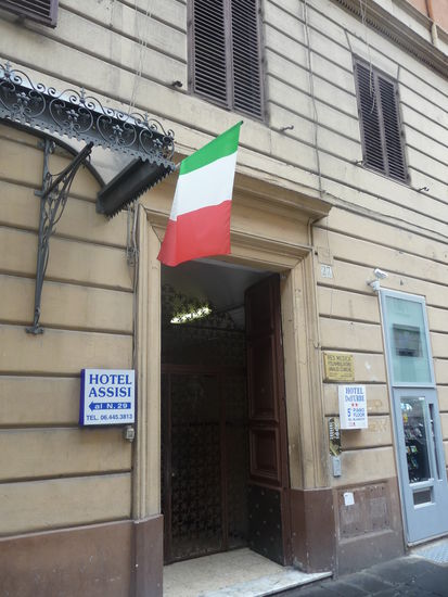 Eingang nicht nur zum Hotel Assisi sondern auch zu meinem Hostel