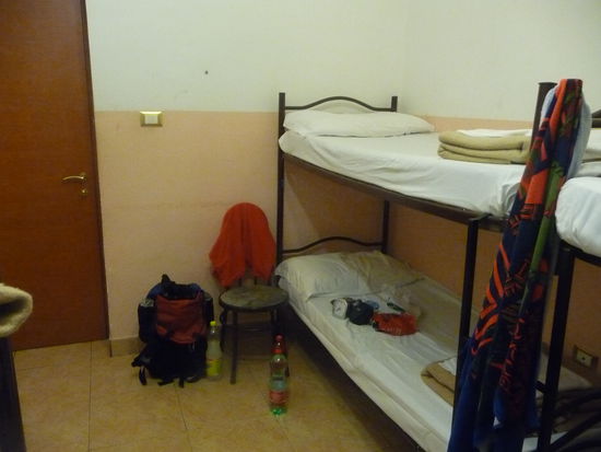 Unten rechts ist mein Bett wofür ich 18 Euro pro Nacht bezahlt habe