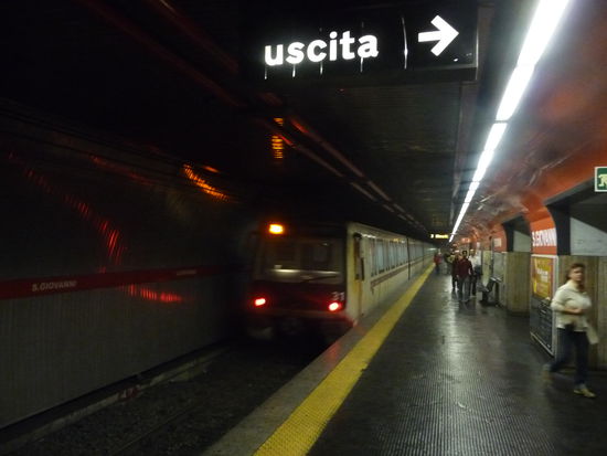 Metro bei der Ausfahrt