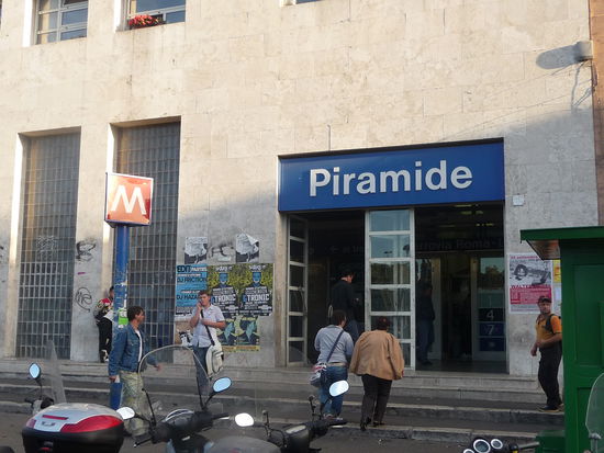 Metro Ausgang Piramide