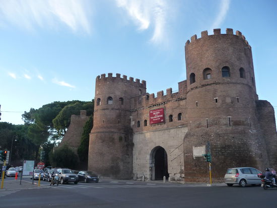 Das Stadttor Porta San Paolo in der Aurelanischen Mauer von Rom.Diese alte Stadtmauer ist an verschieden Orten der Stadt zu sehen und wurde unter Kaiser Aurelian ab 270 erbaut.Gleich daneben steht die Cestiuspyramide.
