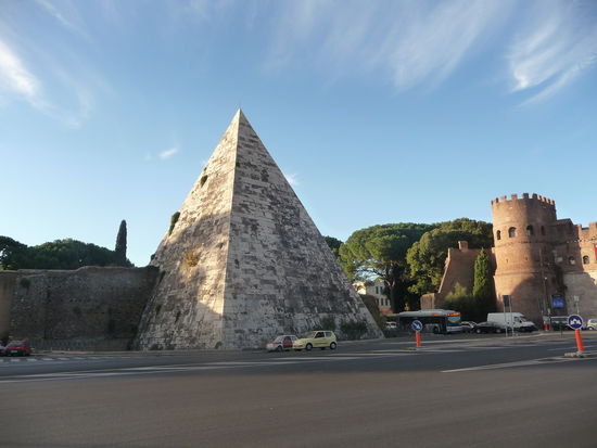 Cectiuspyramide in Rom als Grabmal  für den römischen Preator Caius Cectius Epulu.Der Bau entstand als Zeichen der damaligen Ägypten Mode bis ca. 12 v. Chr.
