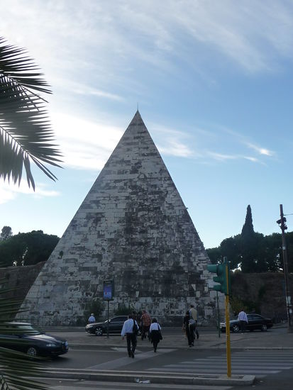 Cectiuspyramide in Rom