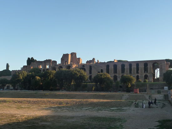 Circus Maximus am frühen Morgen mit Bauten des Palatin im Hintergrund