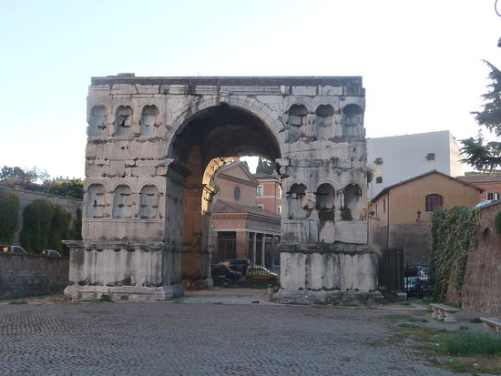 Janusbogen am Forum Boarium wahrscheinlich erbaut im 4. Jahrhundert zu Ehren Kaiser Konstantins von Constantius II.Er war u.a. Treffpunkt für Händler.
