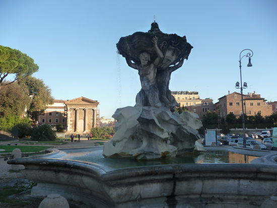Brunnen an der Piazza Bocca Della Verita mit Forum Boarium im Hintergrund