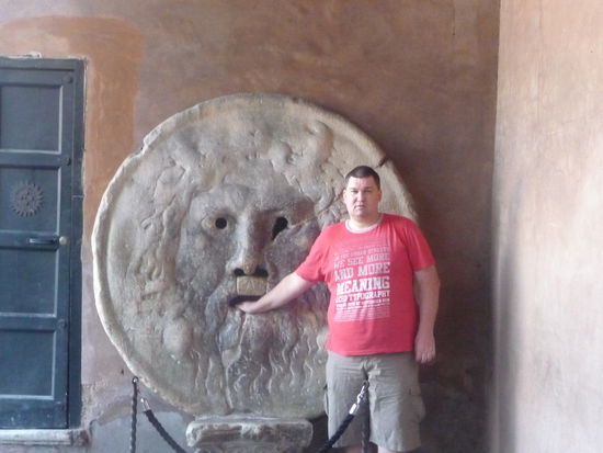 Das wohl bekannteste Ausstattungstück der Kirche ist wohl der Mund der Wahrheit ( Bocca Della Verita ).Der antike Kanaldeckel aus den 4. Jahrhundert v. Chr. zeigt den Flußgott Triton.Es wird erzählt das jeder der seine Hand in den Mund legt und nicht die Wahrheit sagt diese verliert.Ich habe also noch mal Glück gehabt !! 