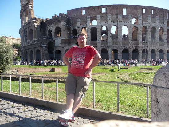 Ich vor dem Kolosseum