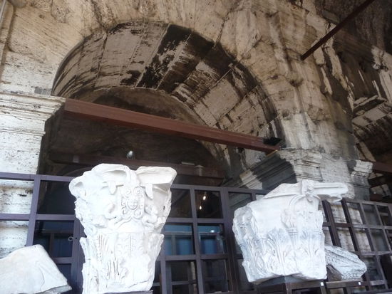 Säulenfragmente im Kolosseum