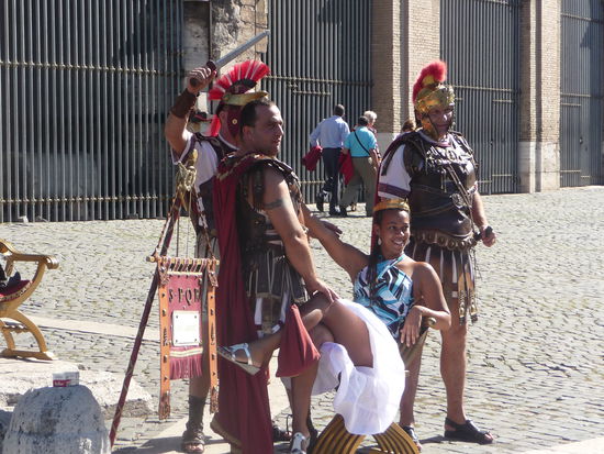 Glatiatoren vor dem Kolosseum mit Touristin in Pose