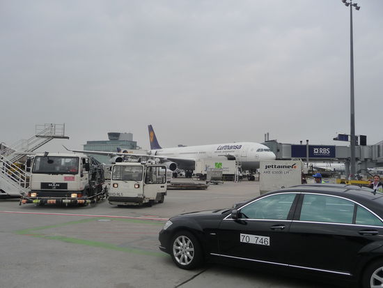 Ankunft am frühen Morgen in Frankfurt.Die Limousine war natürlich nicht für mich bestellt.Ich mußte den Bus nehmen.