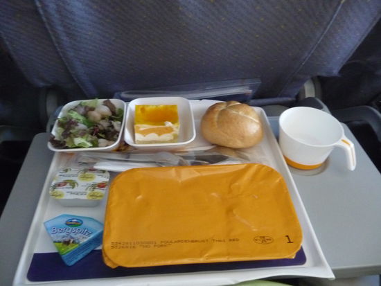 Und hier ist eines von mehreren Mahlzeiten an Bord von Lufthansa