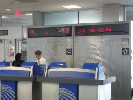 Eines von vielen Check In Chaltern im Terminal von Continental Airlines.
Mein Weiterflug nach Cancun ist schon angezeigt.