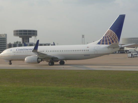Maschine von Continental Airlines auf den Weg zur Startbahn