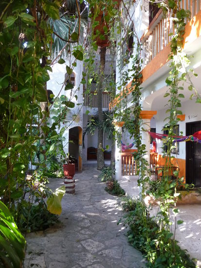 Im Casa Tucan zu den Zimmern und zum Pool