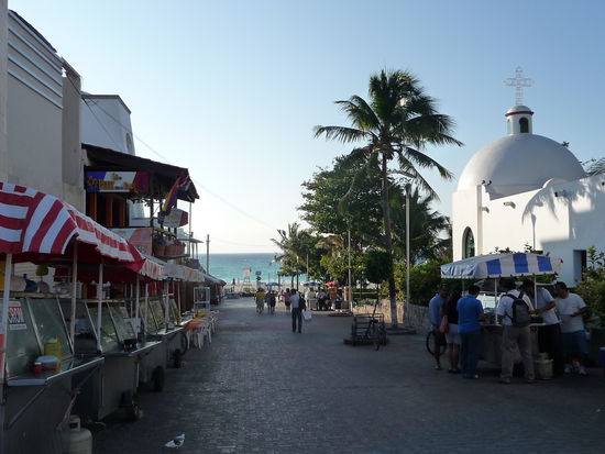 Fressmeile in Playa del Carmen im Hintergrund das karibische Meer