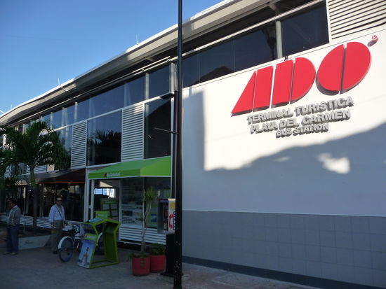 Der Busbahnhof von ADO an der Touristenmeile in Playa del Carmen