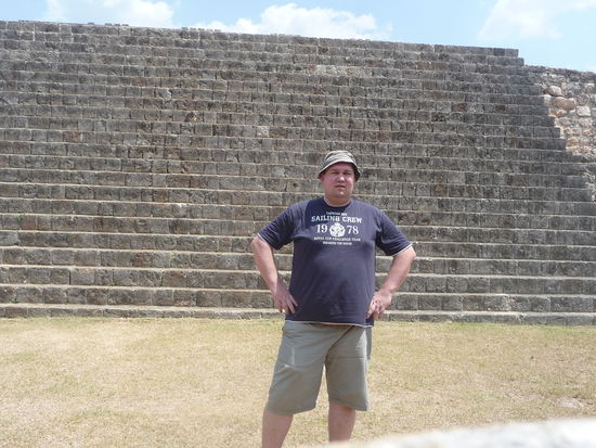 Ich an den Treppen zum Palast der Masken