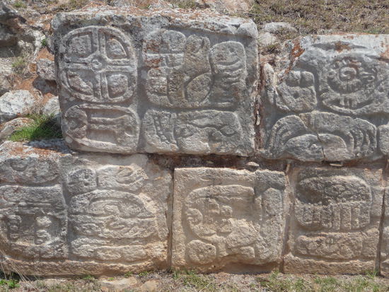 Stilleben in Kabah vor dem Palast der Masken