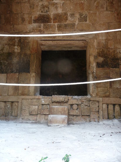 Unten sieht man die mehrstufige Schwelle die von einer Kammer in eine höhere führt die hier auch als Maske des Regengottes ausgeführt ist.