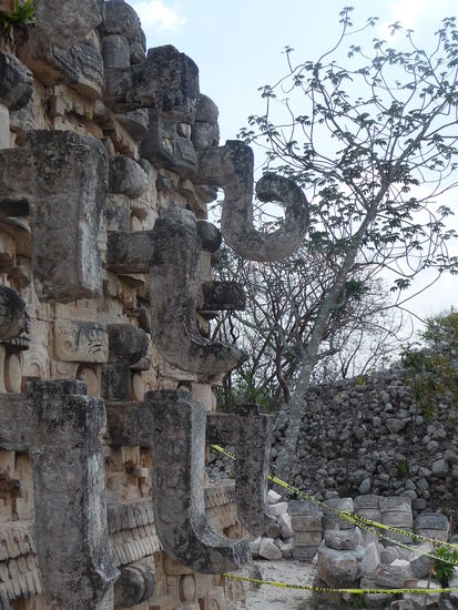 Chaak Masken am Palast - oben sieht man noch eine vollständig erhaltene Nase des Regengottes - bei den anderen sind leider die Spitzen abgebrochen.
