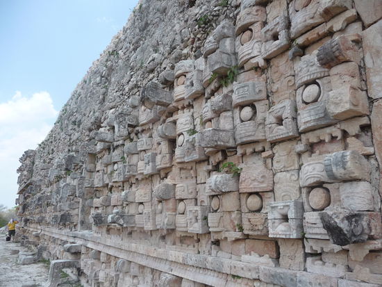 Palast der Masken - Kein anderes Mayabauwerk auf Yucatan ist so zahlreich mit Masken verziert