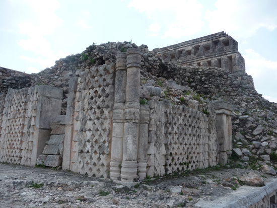 Gittermuster an der Rückseite des Palast der Masken