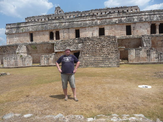 Ich vor dem " zweiten Haus " Segunda Casa - Palast der Säulen. Die Rundsäulen mit quadratischen Kapitell links und rechts unterteilen zwei Eingänge. Im inneren gibt es ca. 30 Räume.
