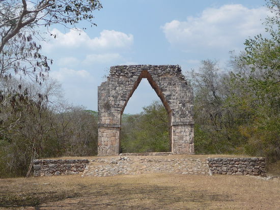 Torbogen Arco de Kabah von hier aus geht es über den Sacbe ( Weg ) 18 Km direkt nach Uxmal vorbei an der kleinen Ruinenstadt Xhaxche.Der Torbogen und die daneben liegende Grand Pyramide liegen gegenüber den restlichen Gebiet von Kabah da diese heute von der Mexikanischen Bundesstraße 261 gentrennt wird.