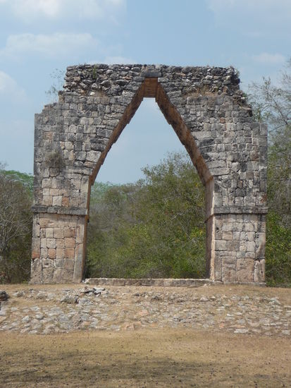 Arco de Kabah mit 6,5 m Höhe und über 4 m Spannweite ist er der größte Torbogen im ganzen Mayagebiet. Er steht direkt neben der Grand Pyramide die noch nicht ausgegraben ist und unter Schutt und Vegetation verborgen liegt.