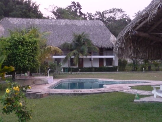 Kleiner Pool am Restaurant