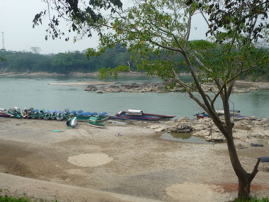 Mit einen dieser Boote ging es auch gleich für uns los nach Yaxchilan