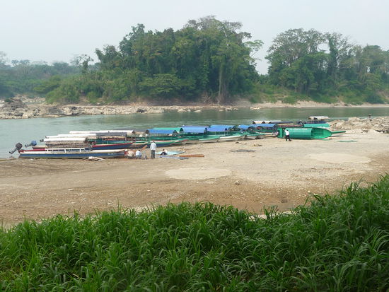 Flußufer im Dorf Frontera Corazal