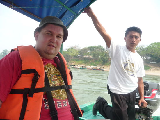 Links sitze ich  auf dem Boot Richtung Yaxchilan und rechts steht der Steuermann der das Boot lenkt.