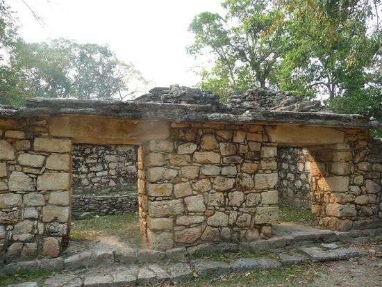 Bau 16 mit kunstvoll bearbeiteten Türsturz