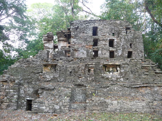 Estructura 6 mit Maske des Regengotts Chaak in der Mitte