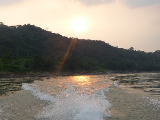 Sonnenuntergang auf dem Grenzfluß bei Yaxchilan