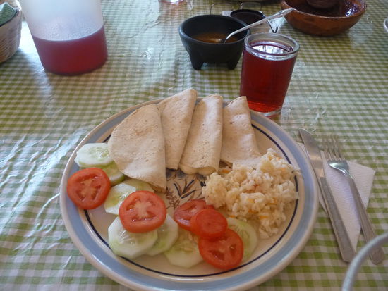 Hauptspeise im Lacandonen Camp - Frische Tomaten,Gurken,Reis und gefüllte Tortillas mit Käse und Schinken dazu Früchtetee Preis: 70 Pesos = 4,20 Euro.