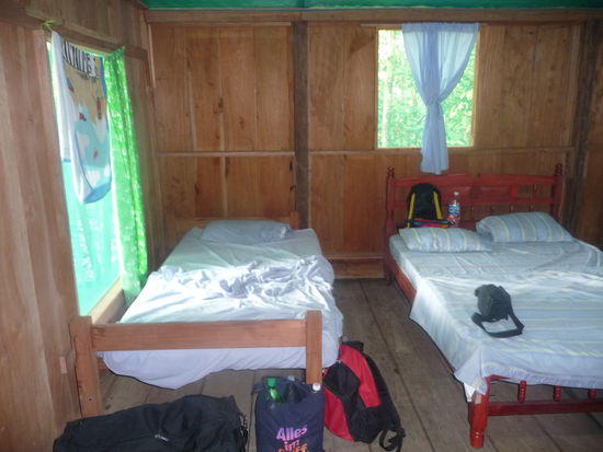 Vorne links am Fenster steht mein Bett.