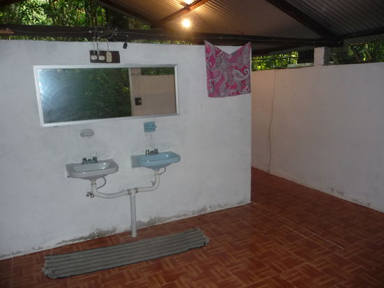 Einfacher Waschraum mitten im Dschungel