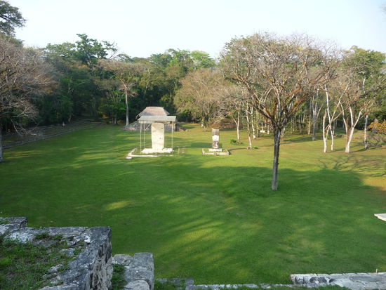 Blick von der Akropolis auf die Stelen von Bonampak